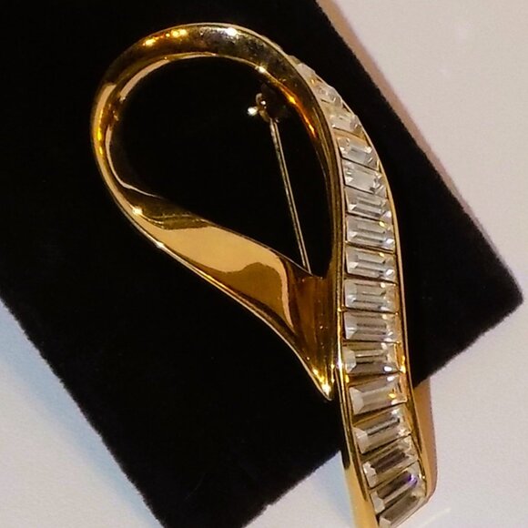 Vintage Signed Swarovski Swan Gold Ribbon Brooch with Baguette Crystals - Picture 3 of 9